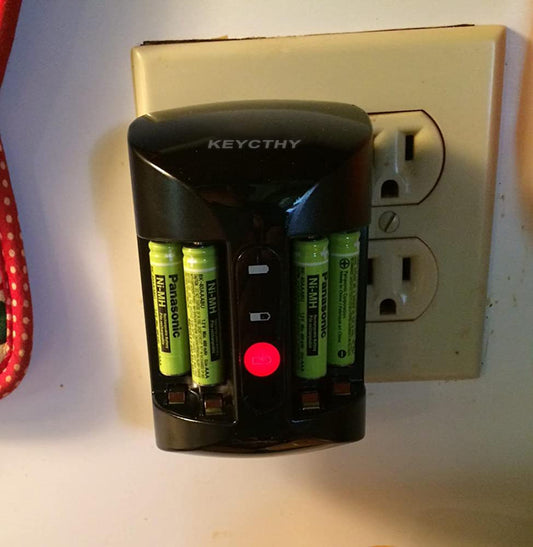 KEYCTHY AA and AAA Battery Charger with 4 AA NiMH Rechargeable Batteries